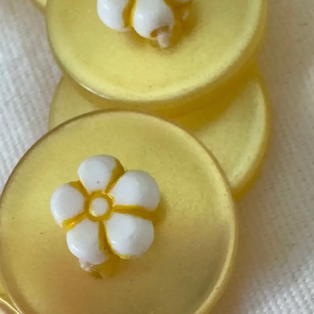 Vintage Butterscotch Yellow White Floral Beaded 1940’s Moonglow Button Necklace
